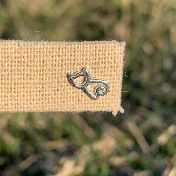 FLASHSALE Sitting Pretty Kitty Cat Outline Earring - Picture 6 of 8